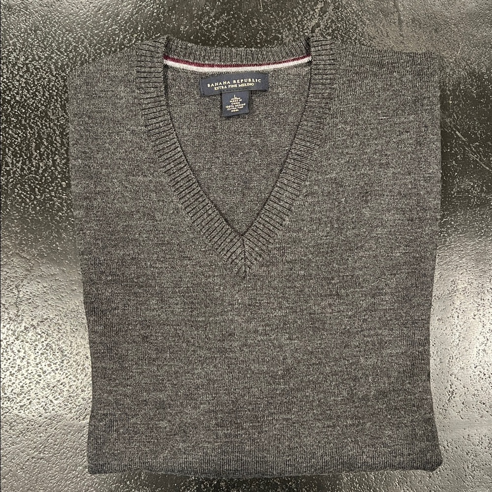 Banana Republic Extra Fine Merino Wool Gray V-Neck Sweater Size Large
